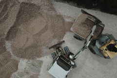 Využití dumperu pro rozvoz materiálu po staveništi